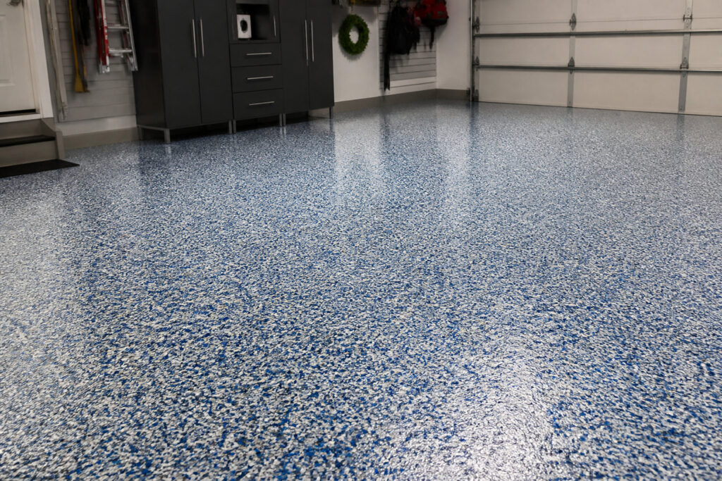 blue and white epoxy garage floor finish - AMF Rénovation blue and white epoxy garage floor finish